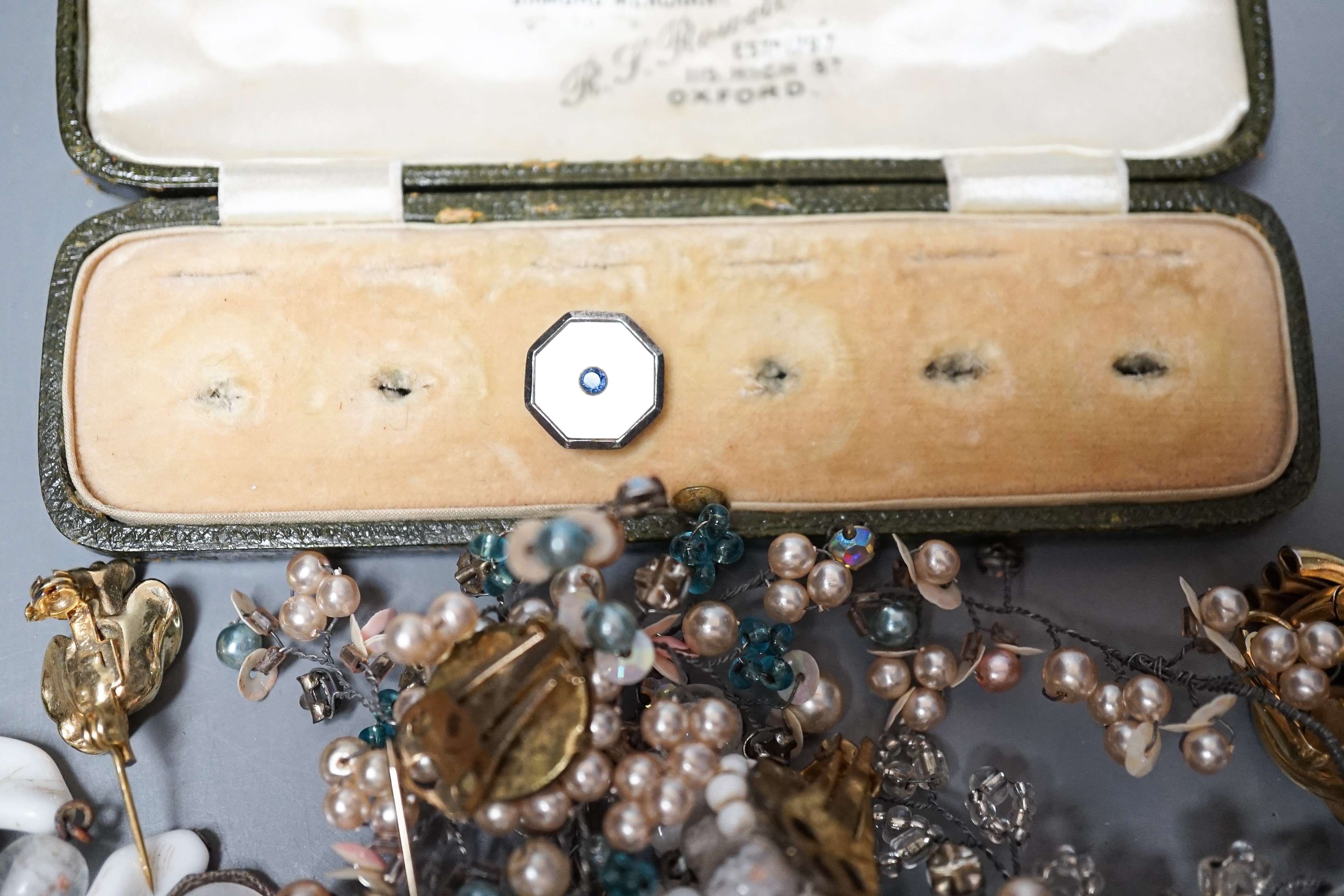 A small group of costume jewellery.